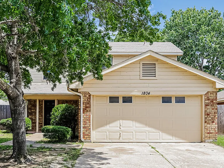 1804 Lincolnshire Way — Photo 1