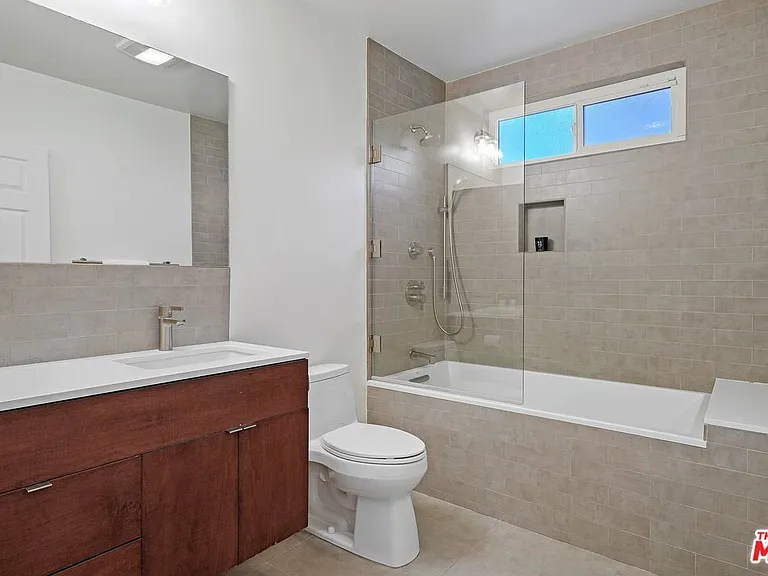 1155 S Rimpau Blvd — Photo 24