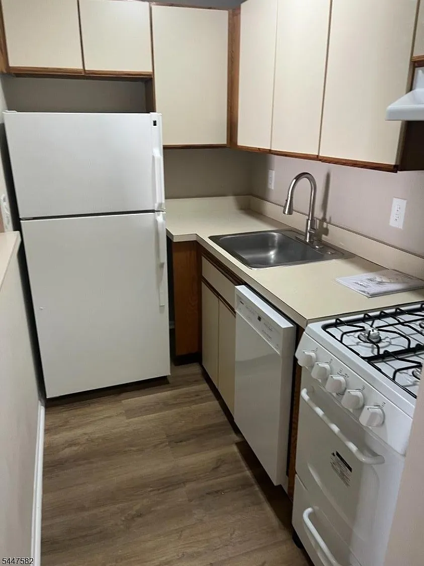 1 bed, 1.0 bath, $1,900 — Photo 3