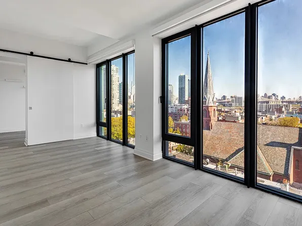 10-25 Jackson Avenue image 2 of 12