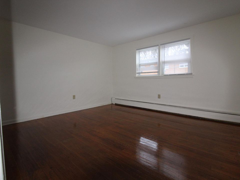 24 Deerfield Ct East Hartford CT Zillow