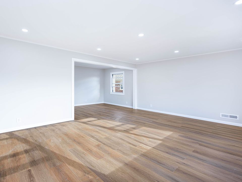 1st image of 15719 16th Ave Floor 1