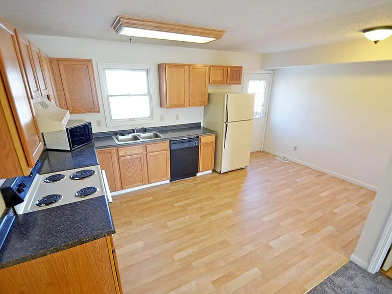636 W 17th St — Photo 3