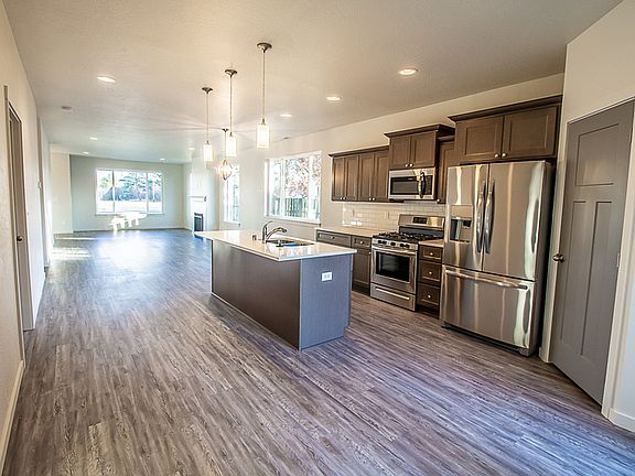 4th image of 18112 E Riverway Ave
