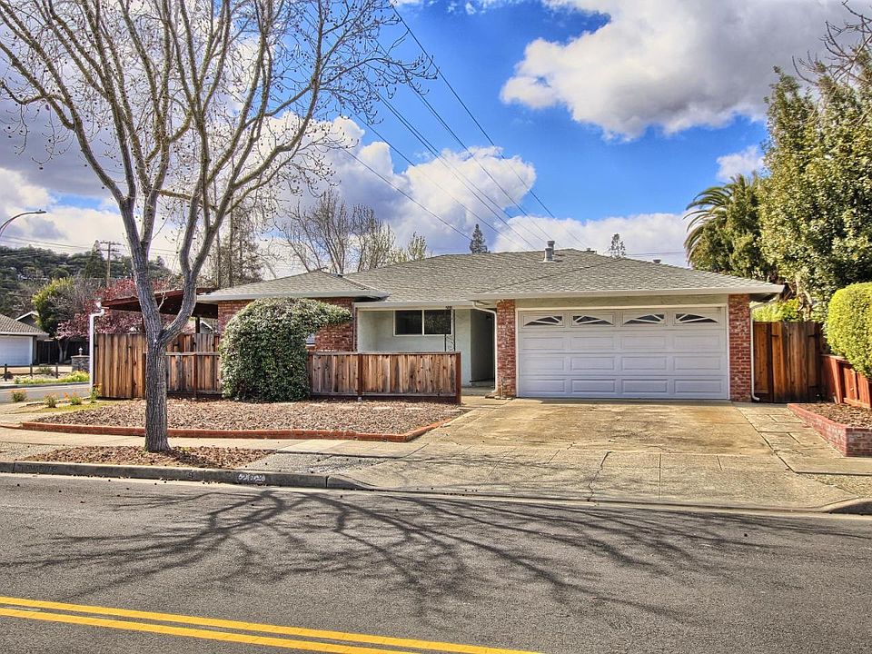 1st image of 203 Thomas Dr