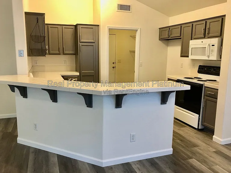 2667 Santa Ana Ave — Photo 13
