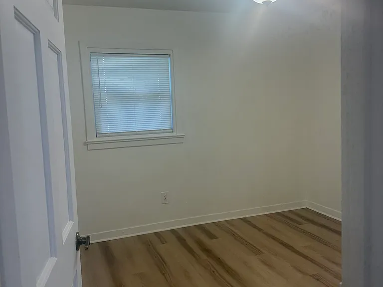 1301 S Park Ave — Photo 9