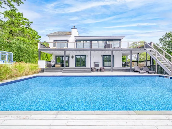 15 McGregor Dr, Southampton, NY 11968