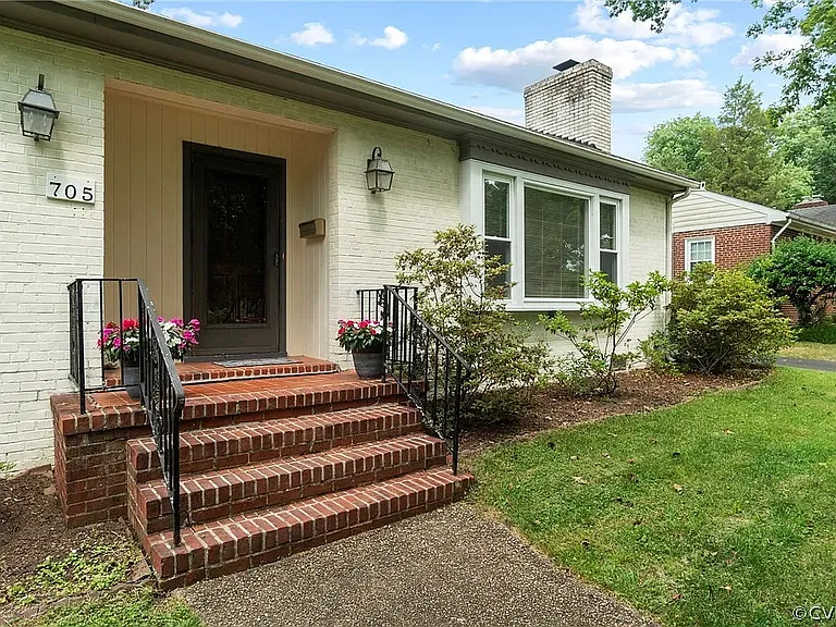 705 Woodberry Rd — Photo 2
