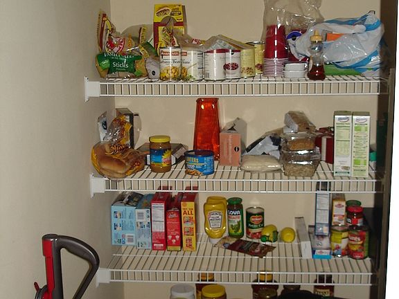 WALK IN PANTRY OFF KITCHEN