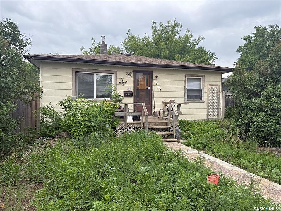 1st image of 1059 Caribou STREET W