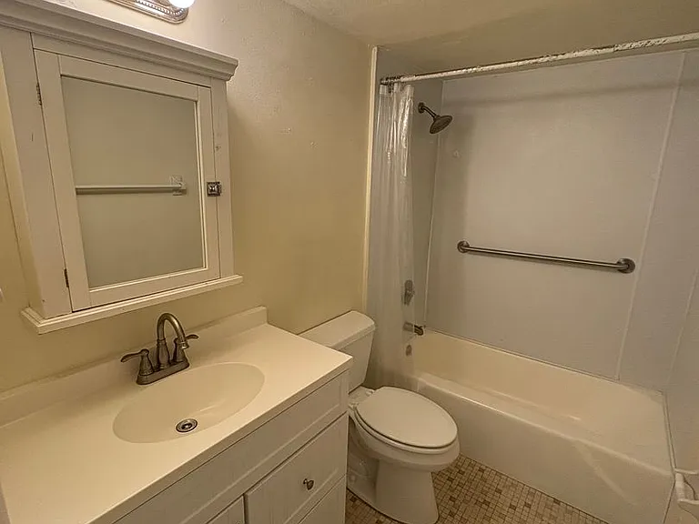623 N Bay St #5 — Photo 5