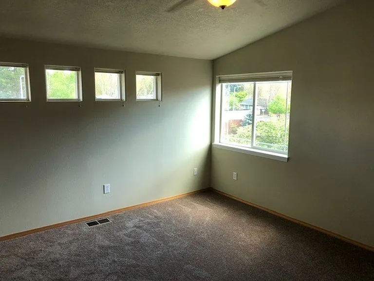 136 SW Sharon Jane Pl — Photo 5