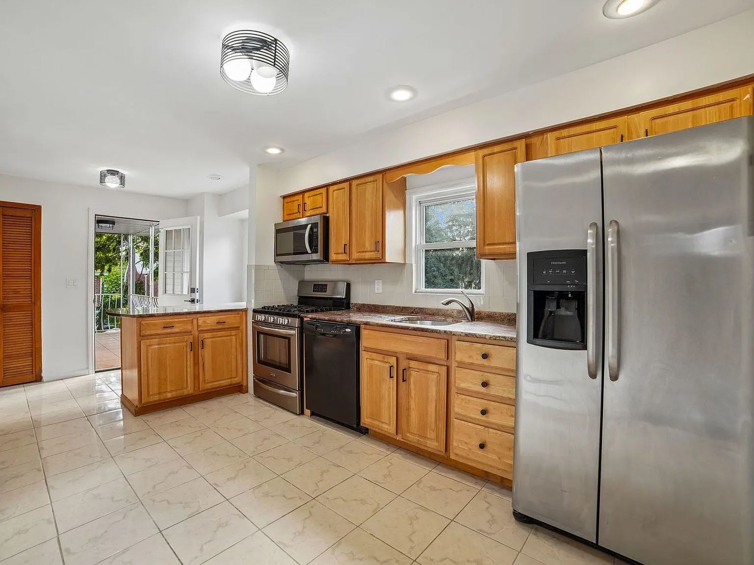 3 bed, 2.0 bath, 1350 sqft, $3,500 — Photo 4