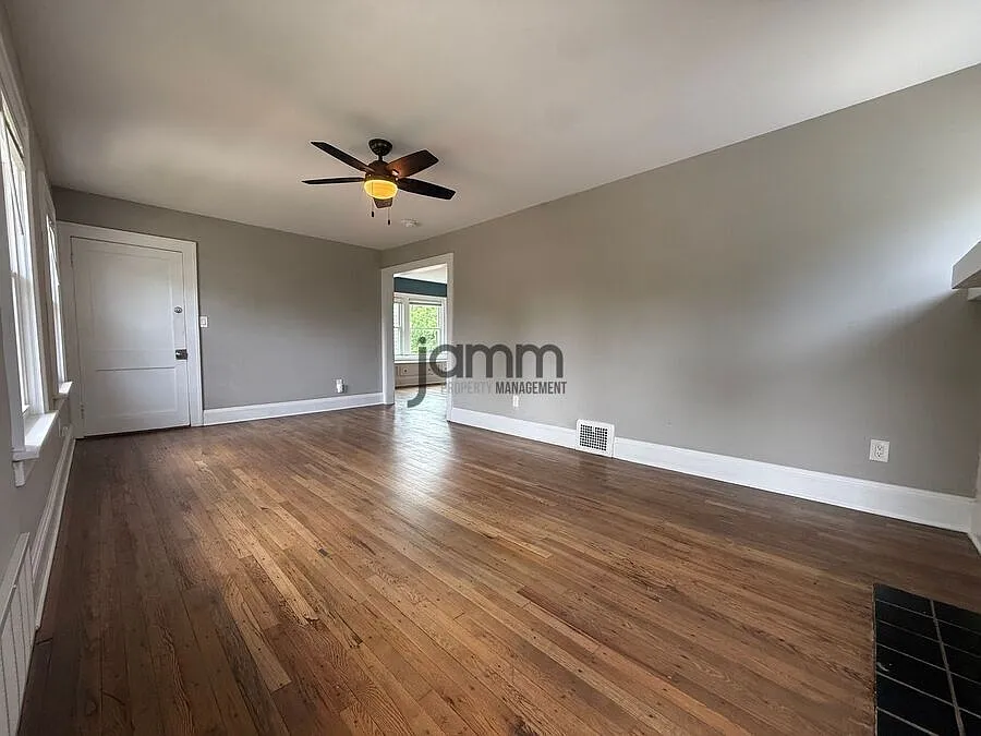 2 Bed, 1 Bath Apartment in Lakewood, OH — Photo 2