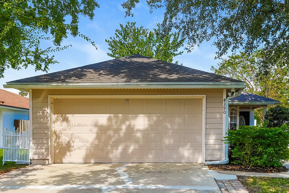 3 bed, 2.0 bath, 1430 sqft, $1,885 — Photo 1