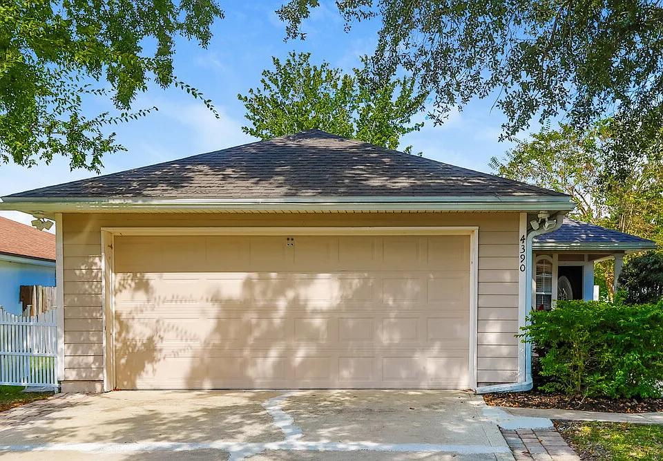4390 Hanging Moss Dr