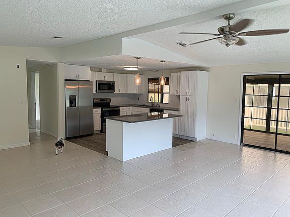 4th image of 5304 Camelot Dr E
