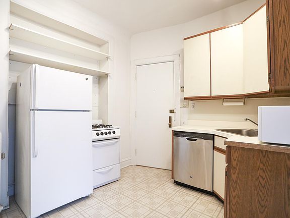 3rd image of 3524 N Wilton Ave #1226