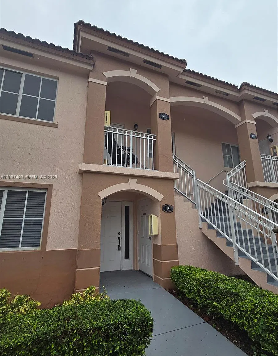Venetia Gardens Condo — Photo 2