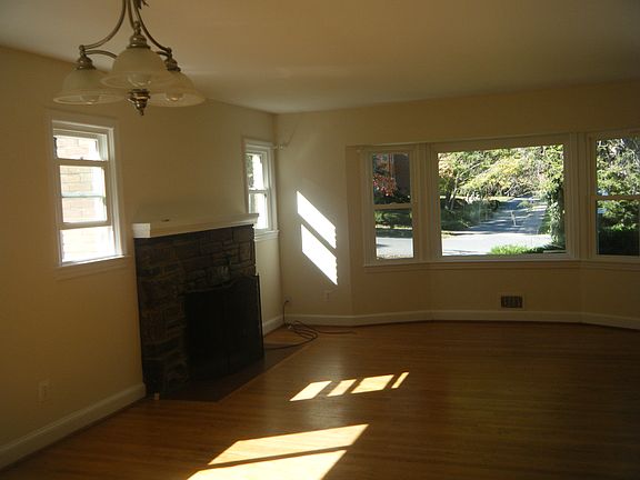 Living room w/ Fireplace