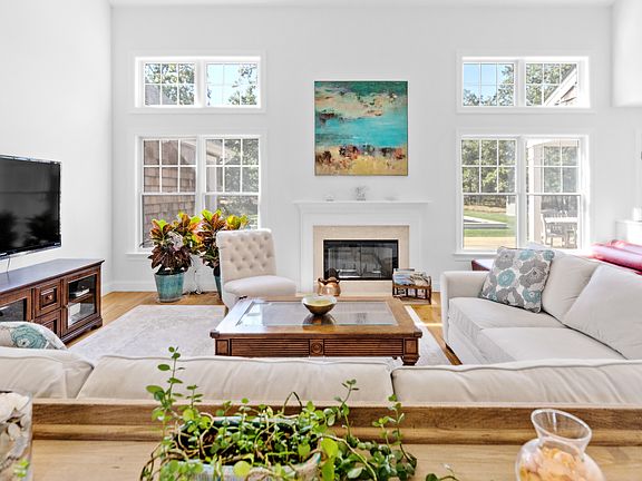 4th image of 565 Wainscott Northwest Rd