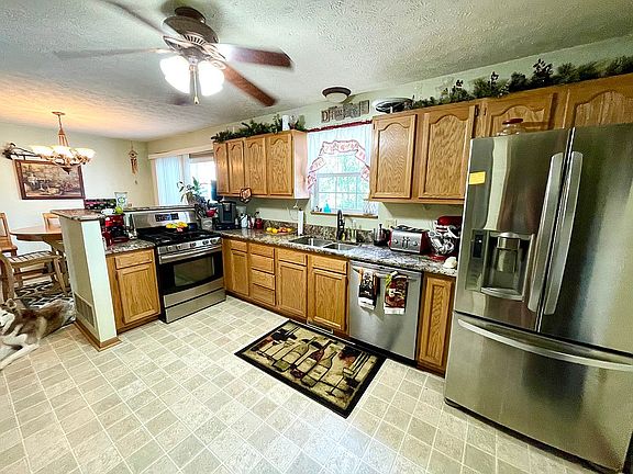 5th image of 2883 Albrecht Ave