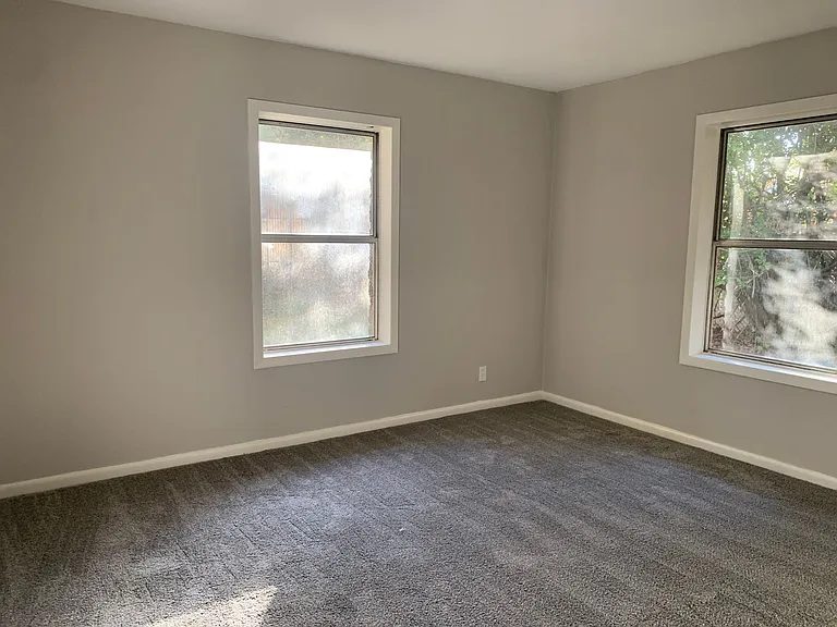 2204 Clinton St — Photo 15