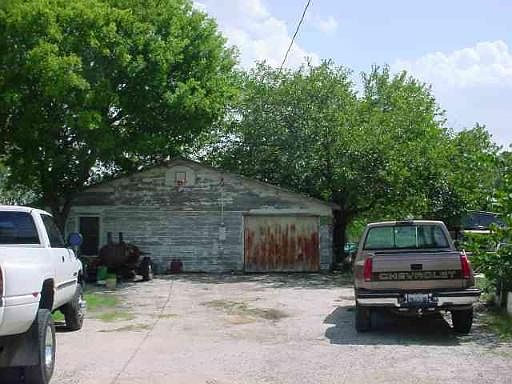 3rd image of 910 W VILLARET BLVD