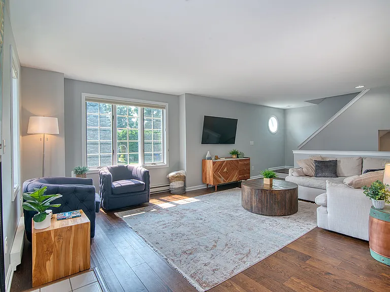12 Middlefield St — Photo 4
