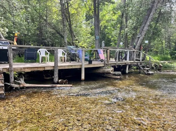14294 Deer Valley Ln, Beulah, MI 49617
