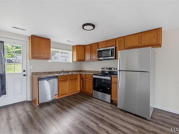 2nd image of 808 Towle St