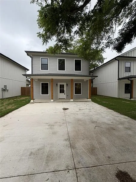 303 Live Oak St