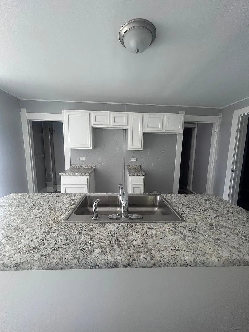 818 W Broadway Street — Photo 4