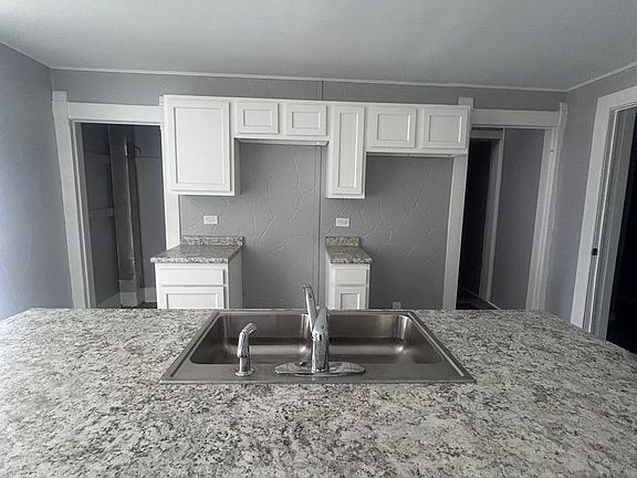 4th image of 818 W Broadway St #A