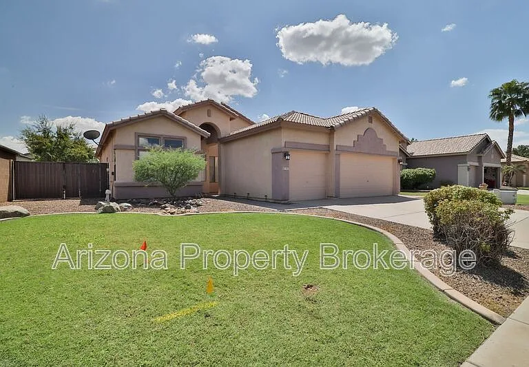 715 E Orchid Ln — Photo 2