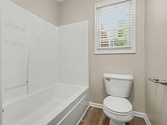 4th image of 4037 Landmark Dr