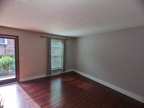 2nd image of 1896 Willoway Cir S