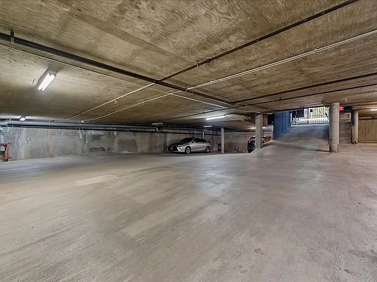 135 N Doheny Dr #202 — Photo 17