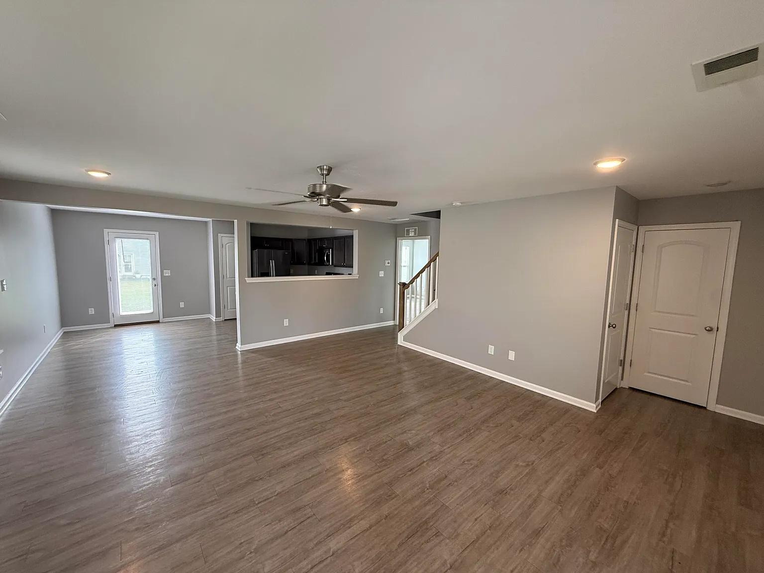 4 bed, 2.5 bath, 2076 sqft, $2,500 — Photo 2
