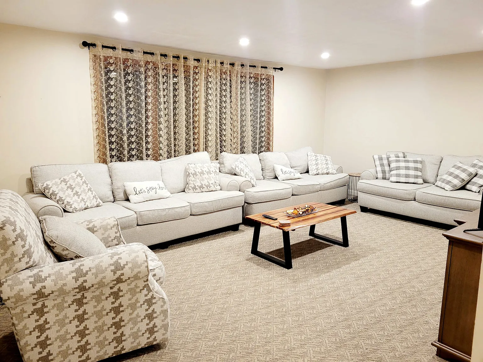 3 bed, 1200 sqft, $1,800 — Photo 2