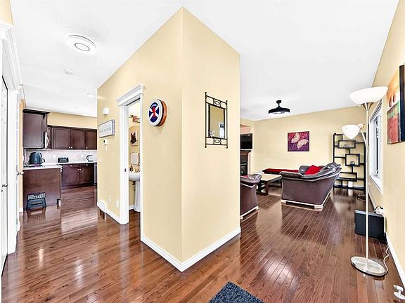 3rd image of 29 NW Westridge Cres