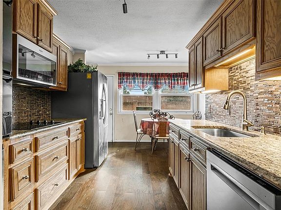 5th image of 905 Wedgewood Way