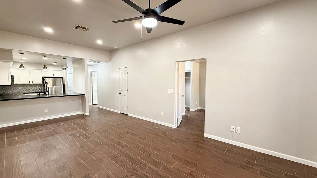 2 bed, 2.0 bath, 1091 sqft, $1,649 — Photo 2