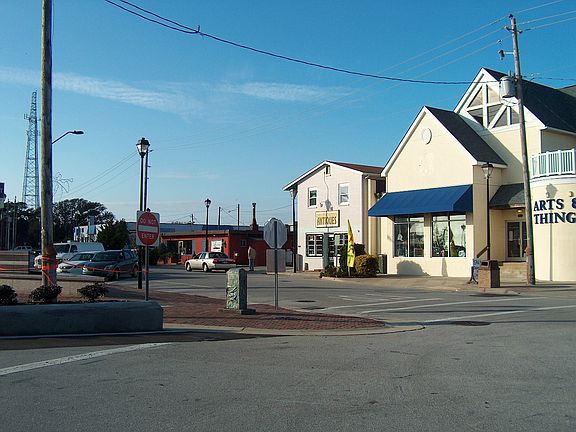 4th image of 706 Evans St