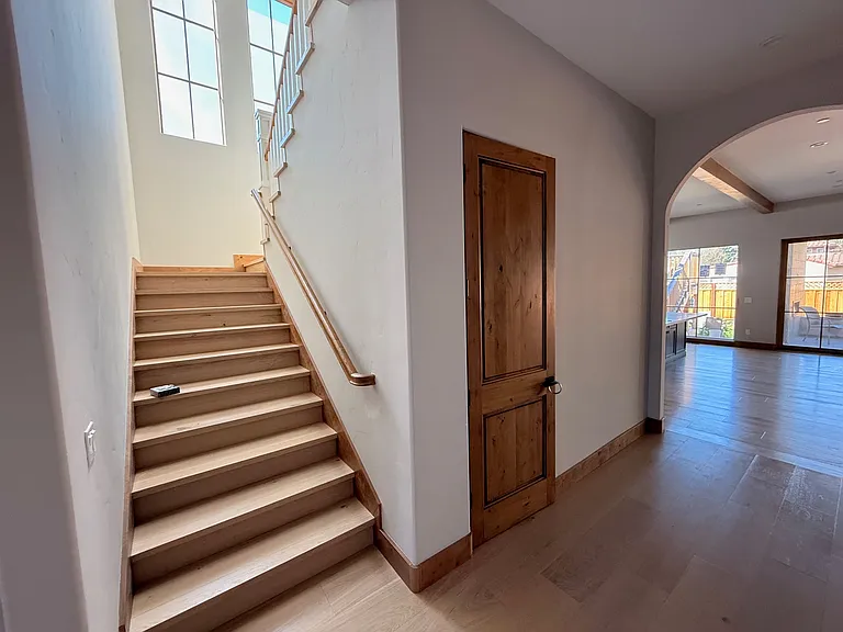 1139 Roy Ave — Photo 7