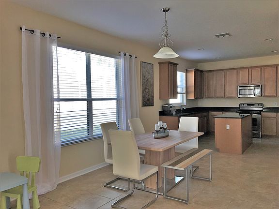 Huge Kitchen, Nook ,Family!