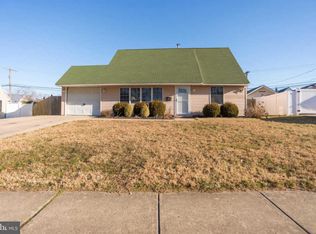 6 Quaint Rd, Levittown, PA 19057