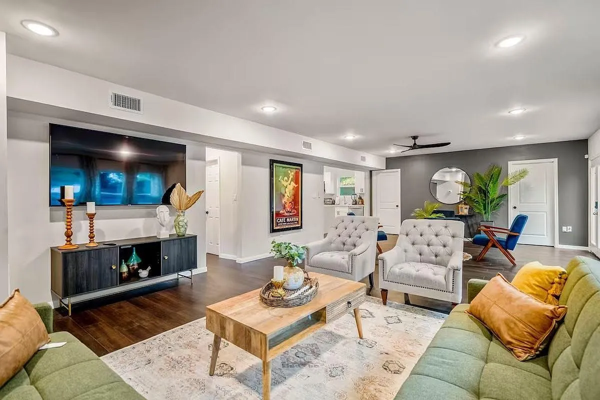 9 bed, 6.0 bath, 3747 sqft, $6,500 — Photo 3