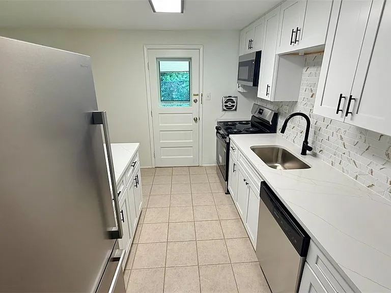 3812 Louisa St — Photo 9